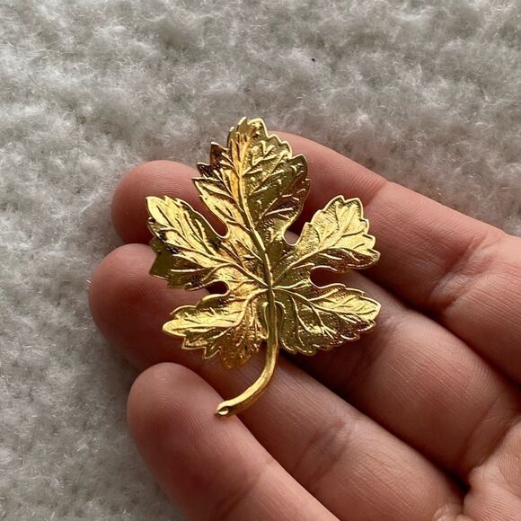 Vintage Gold Maple Leaf Pin Brooch - Picture 1 of 7